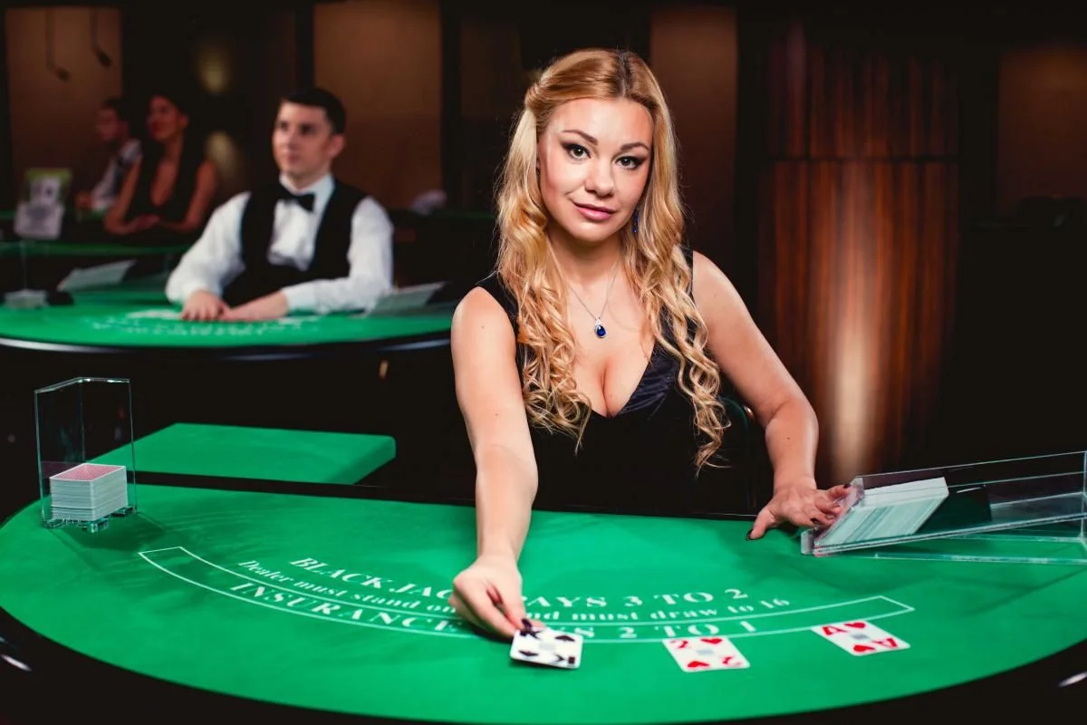 Tampilan ruang meja kasino live dengan dealer di LIGA788