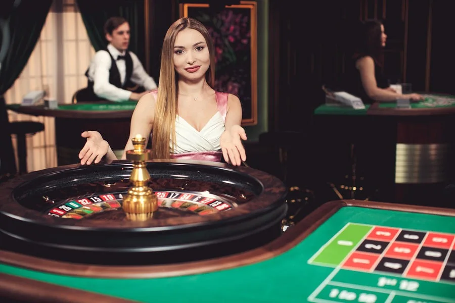Dealer memandu meja permainan live di studio kasino